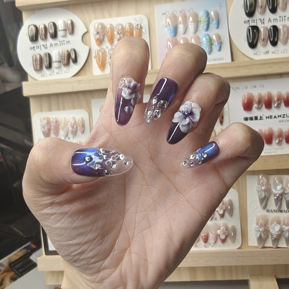 Elegant Purple 3D Floral With Small Diamonds Handmade Press-On Nails - Picture 4 of 12
